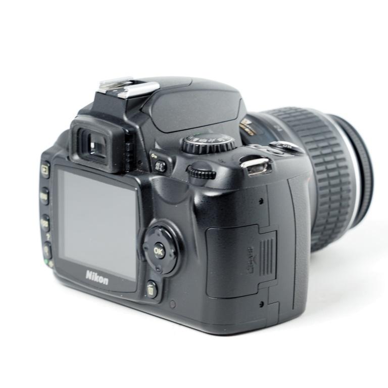 Nikon ニコン デジタル一眼レフカメラ D40 レンズキット ブラック