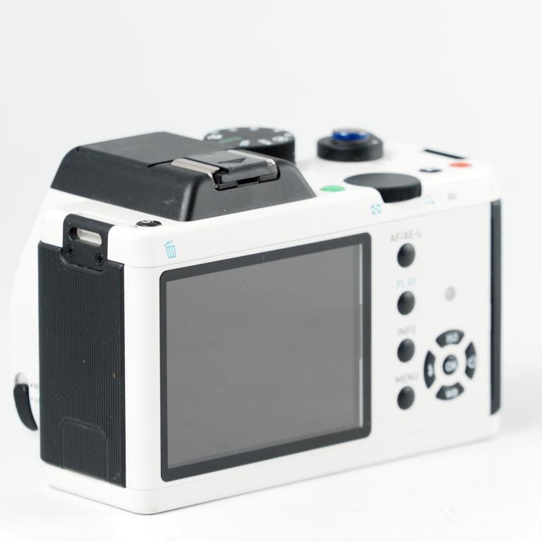 PENTAX ミラーレス一眼レフカメラ K-01 K01 ボディ ホワイト/ブラック