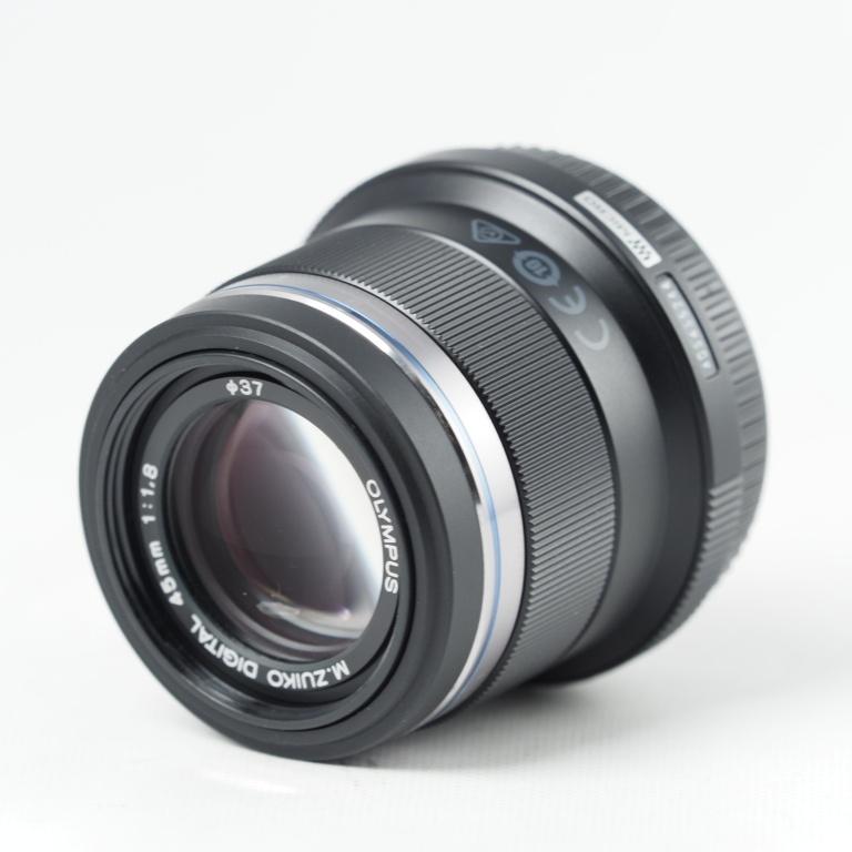 OLYMPUS 単焦点レンズ M.ZUIKO DIGITAL 45mm F1.8 ブラック オリンパス 中望遠レンズ マイクロフォーサーズ #14531 |  | 02
