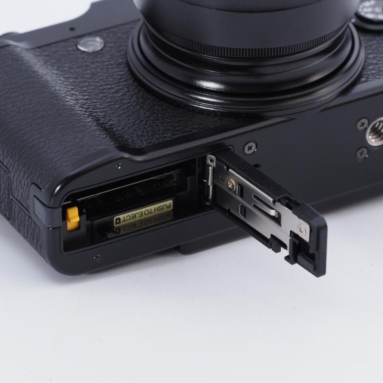 FUJIFILM フジフイルム コンパクトデジタルカメラ X20B ブラック F FX-X20 B #8804 |  | 09