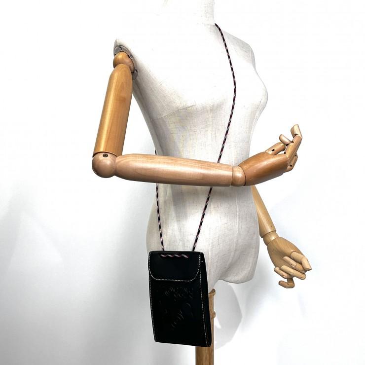 LOEWE（ロエベ） アナグラム エンボス ネックポーチ レザー ブラック 