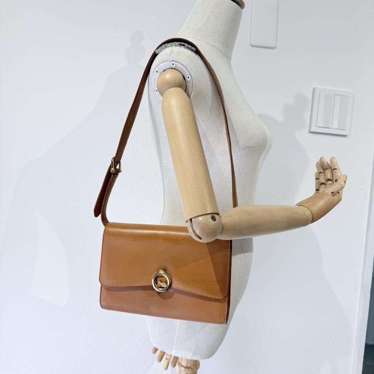 【5ac2093】セリーヌ ショルダーバッグ 馬車金具 レザー ライトブラウン ゴールド金具【中古】レディース CELINE（セリーヌ） 馬車金具 ヴィンテージ レザー ショルダーバッグ