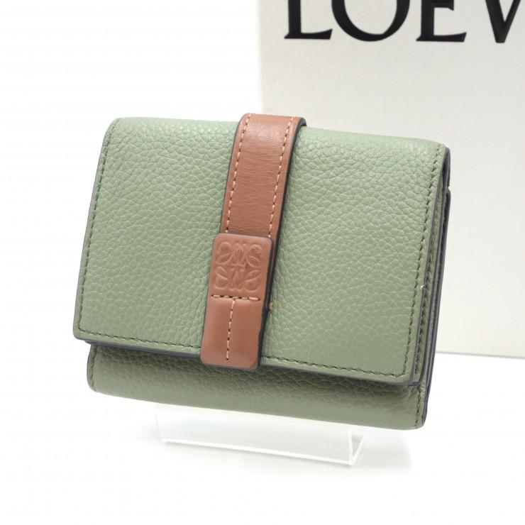 【LOEWE】LOEWE ロエベ アナグラム バーティカル ウォレット グリーン LOEWE（ロエベ） アナグラム スモール バーティカル ウォレット 三