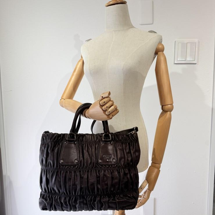 PRADA（プラダ）ギャザー レザー 2WAY ハンドバッグ ショルダーバッグ ダークブラウン レディース シルバートーン金具_2