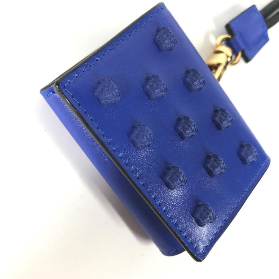 VERSACE 青 レザー　メデューサ　スタッズAirPodsケース 新品同様 VERSACE ヴェルサーチ エアポッズ ケース airpods ストラップ