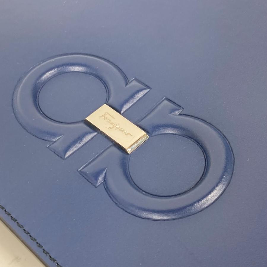 美品 Salvatore Ferragamo サルヴァトーレフェラガモ ガンチーニ カバン ポーチ ストラップ付 クラッチバッグ ブルー メンズ【中古】 |  | 05