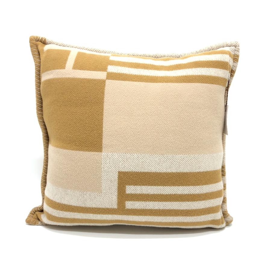 未使用 HERMES エルメス イターク クッション ベージュ ユニセックス【中古】 | HERMES | 01