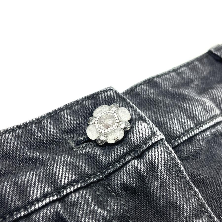 未使用 CHANEL シャネル P77640 カメリアビジューボタン 七分丈 ボトムス アパレル デニム デニムパンツ ブラック レディース【中古】 | CHANEL | 02