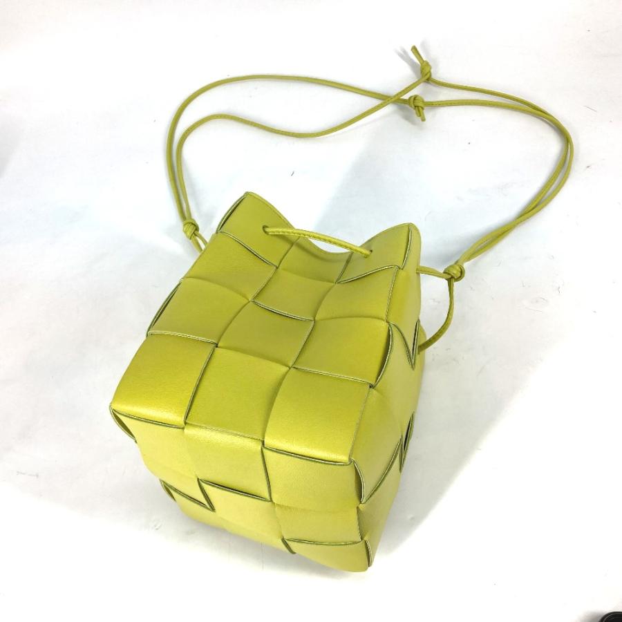 美品 BOTTEGA VENETA ボッテガヴェネタ 680218 スモール カセット クロスボディバケットバッグ 斜め掛け ショルダーバッグ キウイ【中古】 |  | 08