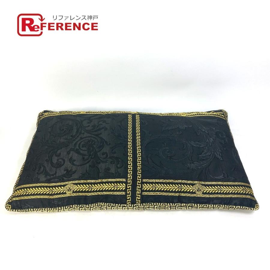 美品 VERSACE ヴェルサーチ 総柄 グレカ メデューサ ピロー 枕 インテリア クッション ブラック レディース【中古】 | 