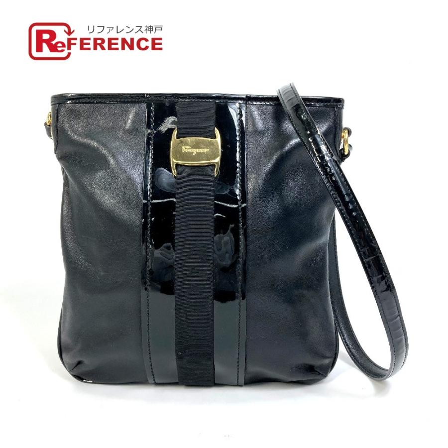 Salvatore Ferragamo サルヴァトーレフェラガモ ヴァラ フラットバッグ ショルダーバッグ エナメル/レザー ブラック レディース【中古】 | 