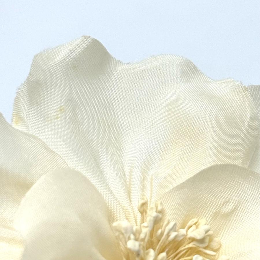 CHANEL ホワイトフラワーコサージュ CHANEL ホワイトフラワーコサージュ