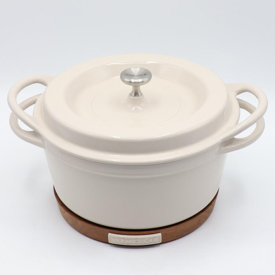 ボーナスストア+5％【美品】バーミキュラ オーブンポットラウンド 18cm マグネットトリベット付 NBG18R ナチュラルベージュ 無水 ホーロー 両手鍋 本体 | 