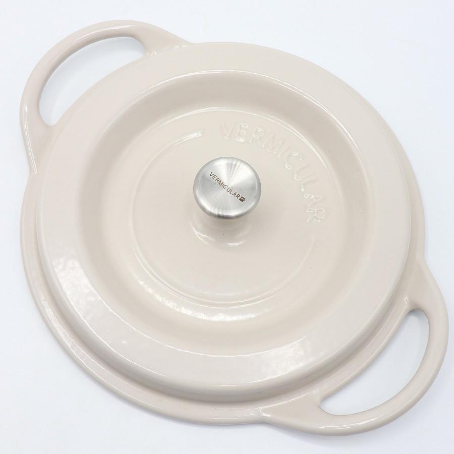 ボーナスストア+5％【美品】バーミキュラ オーブンポットラウンド 18cm マグネットトリベット付 NBG18R ナチュラルベージュ 無水 ホーロー 両手鍋 本体 |  | 05