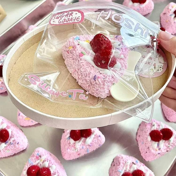 スクイーズ ケーキ もちもち パン イチゴケーキ SNSで話題 握る