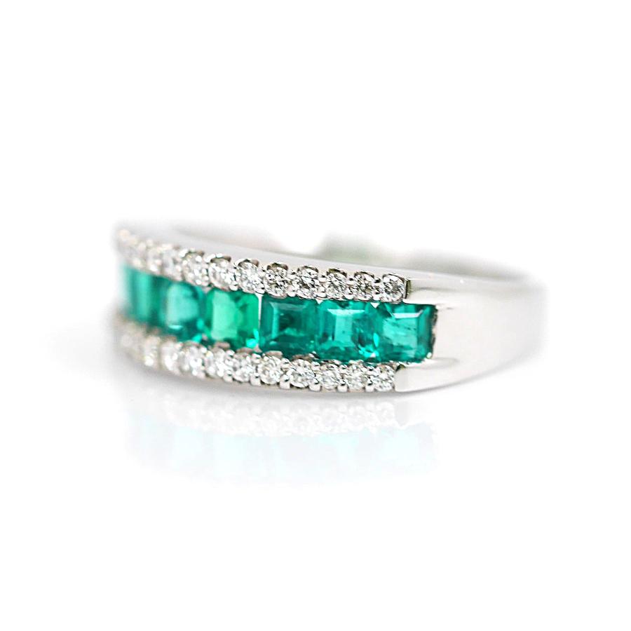 稀少スクエアカット。プラチナ エメラルド＆ダイヤモンド パヴェラインリング 0.87ct (D0.25ct)の画像