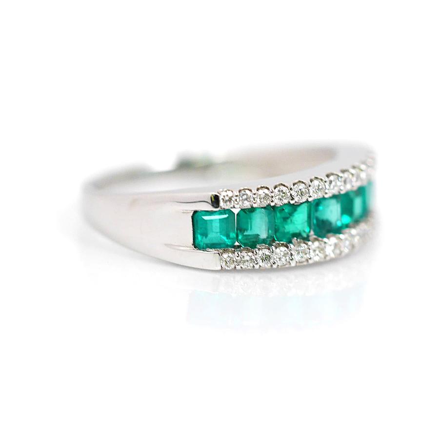 稀少スクエアカット。プラチナ エメラルド＆ダイヤモンド パヴェラインリング 0.87ct (D0.25ct)の画像