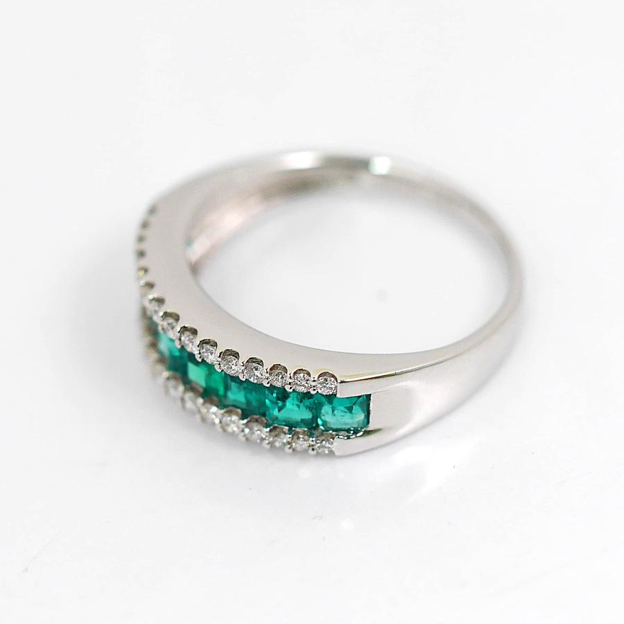 稀少スクエアカット。プラチナ エメラルド＆ダイヤモンド パヴェラインリング 0.87ct (D0.25ct)の画像