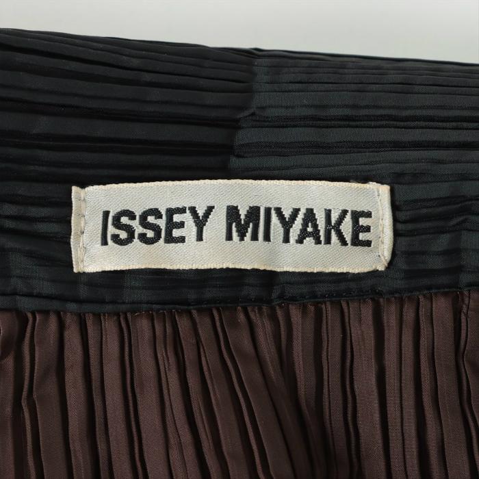 ISSEY MIYAKE（イッセイミヤケ） プリーツプレス ダウン ジャケット