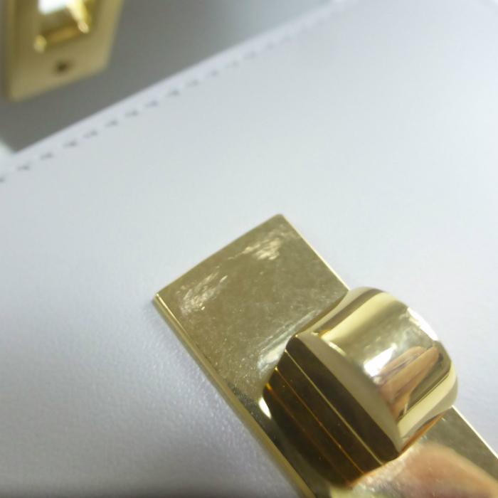 極美品✨CELINE セーズ 16 コンパクトウォレット 三つ折り財布 レザー 圧倒的な人気を誇る「セリーヌ」の三つ折り財布｜マチュアな感性