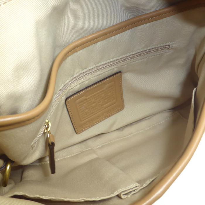 美品　COACH ベージュスエード ハンドバッグ　ショルダーバッグ COACH（コーチ） スエード ベルトバックル 肩掛け ワンショルダー