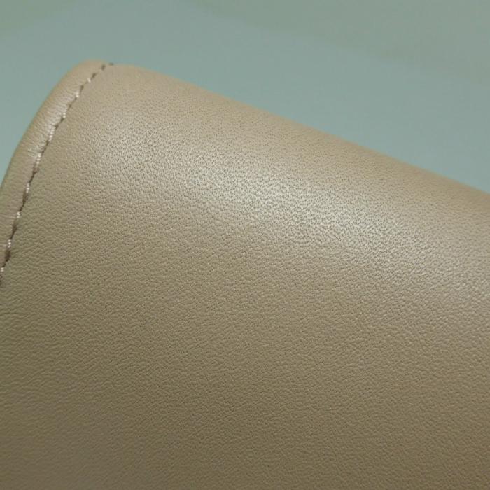 miu miu（ミュウミュウ） ソフティパデッド コンパクト 二つ折り 財布