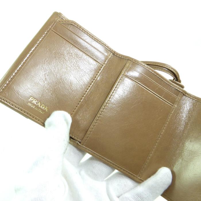 PRADA（プラダ） ソフトルックスレザー メタルロゴ コンパクト 三