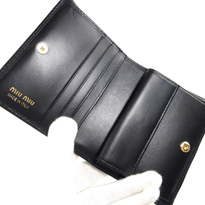 miu miu（ミュウミュウ） ソフティパデッド コンパクト 二つ折り 財布