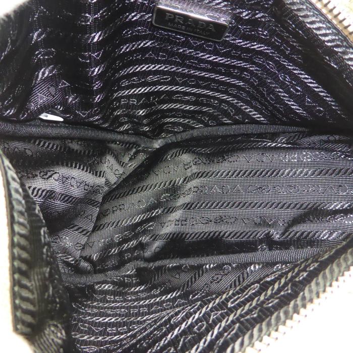 PRADA（プラダ） トライアングル レザー ショルダー バッグ エンボス 