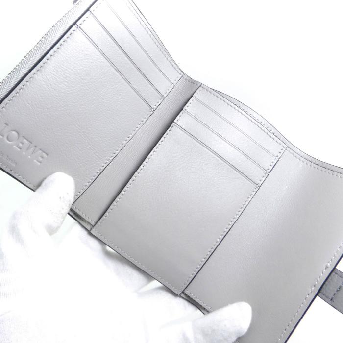 ロエベ （LOEWE） スモール バーティカル ウォレット 三つ折り コンパクト 財布 パールグレー（新品）の画像