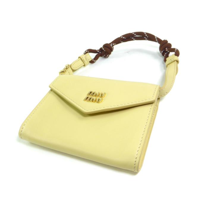 miu miu（ミュウミュウ） レザー ショルダーウォレット ストラップ付き