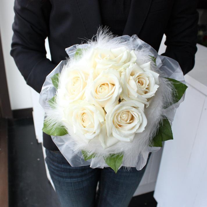 花束 バラ 生花 ギフト 誕生日 プレゼント 花 女性 女友達 結婚祝い 結婚記念日 妻 ホワイトローズのフェザーブーケ Rrb 00 007 Aoyama花苑webshopレイリヤフー店 通販 Yahoo ショッピング