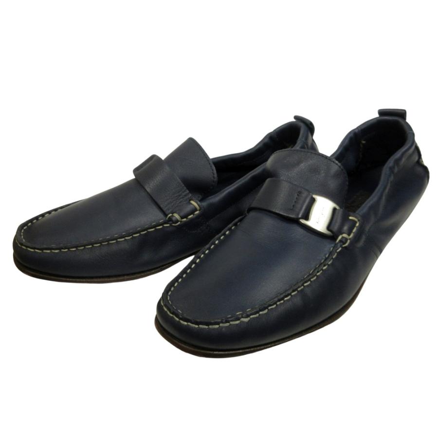 美品 Salvatore Ferragamo サルヴァトーレフェラガモ ヴァラリボン ドライビング シューズ ローファー モカシン レザー 6 24.5cm 紺 メンズ 古着 中古 |  | 03