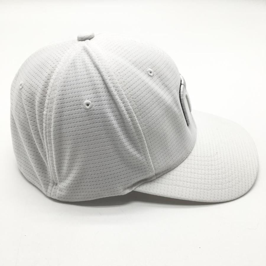 TRAVISMATHEW トラヴィスマシュー キャップ 白×グレー FLEXFIT 後ろ
