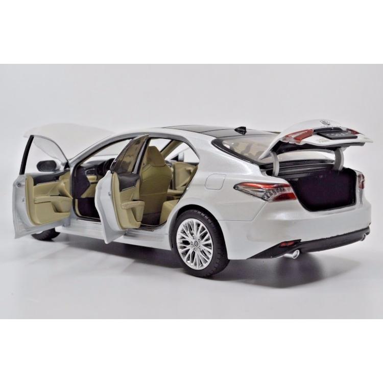 トヨタ特注 1/18 トヨタ カムリ ホワイト 2018 : 寝具