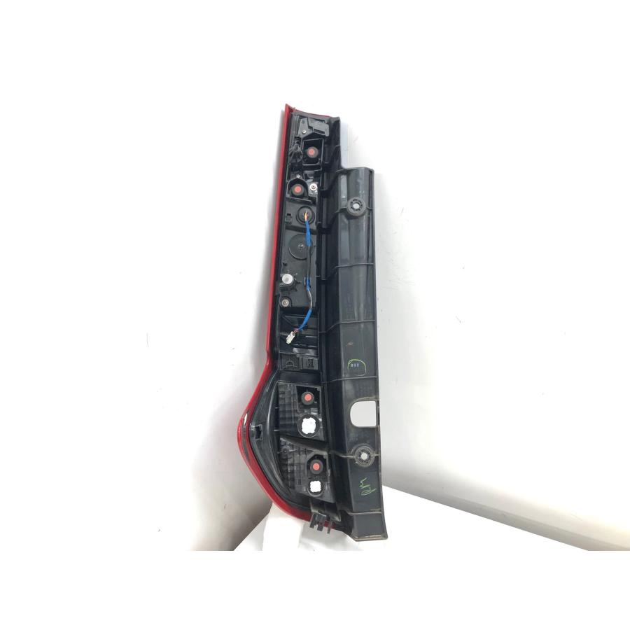 トヨタ ルーミーカスタム M900A 純正テールライト 右 KOITO 220-69047