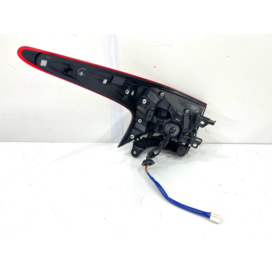 レクサスLS500 VXFA50 前期 純正テールライト 右 KOITO 50-176 （36A