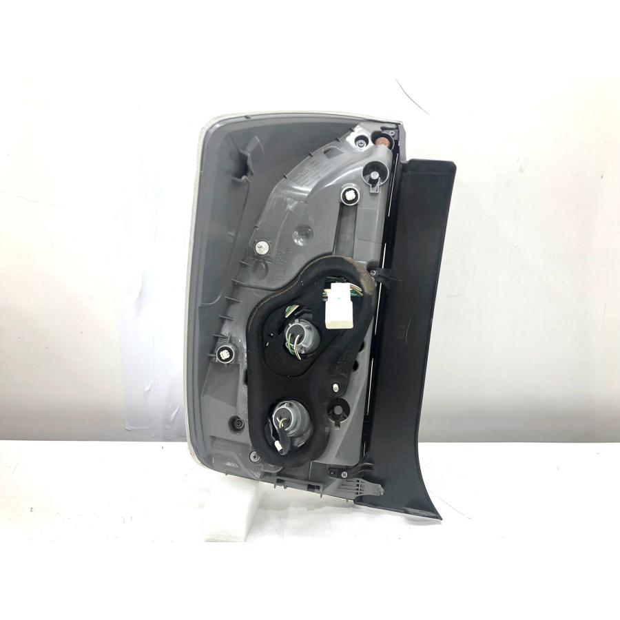 トヨタ プリウス ZVW30 後期 寒冷地仕様車 純正 テールランプ 右