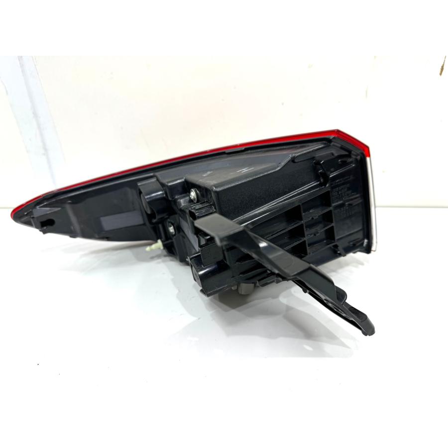 櫻*井様 ヴェゼル RV VEZEL 6BA-RV4後期 純正 右 テールライト 良品】ヴェゼル RV3/RV4 純正テールライト 右 KOITO220-622BH/刻印H