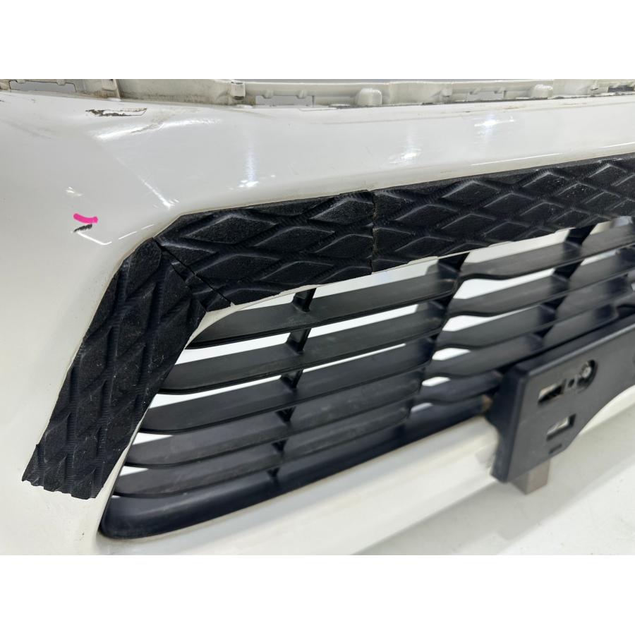 ハイラックス GNU125 前期 純正フロントバンパー 白ソリッド （B65-34