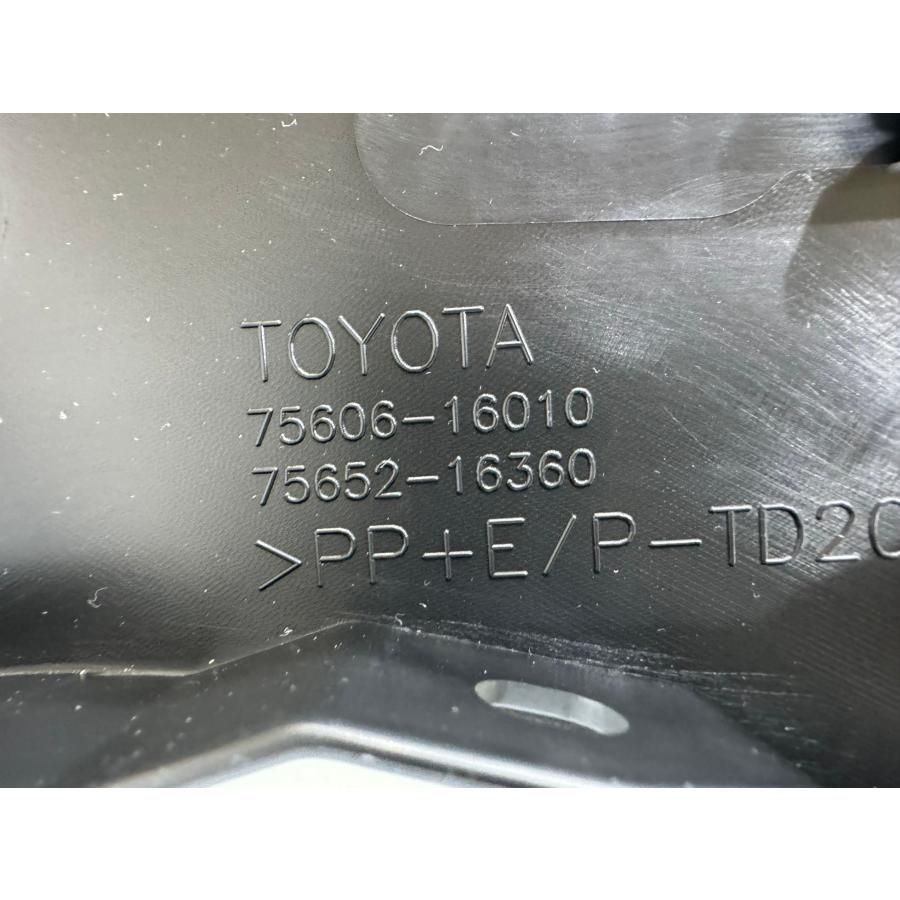 未使用】カローラクロス ZSG10/ZVG15 純正リアフェンダーモール 左