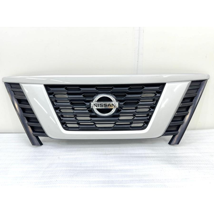 【期間限定お値下げ】Nissan キャラバン フロントグリル ブラック シルバー 良品】キャラバン NV350 E26 中期 標準 純正フロントグリル シルバー