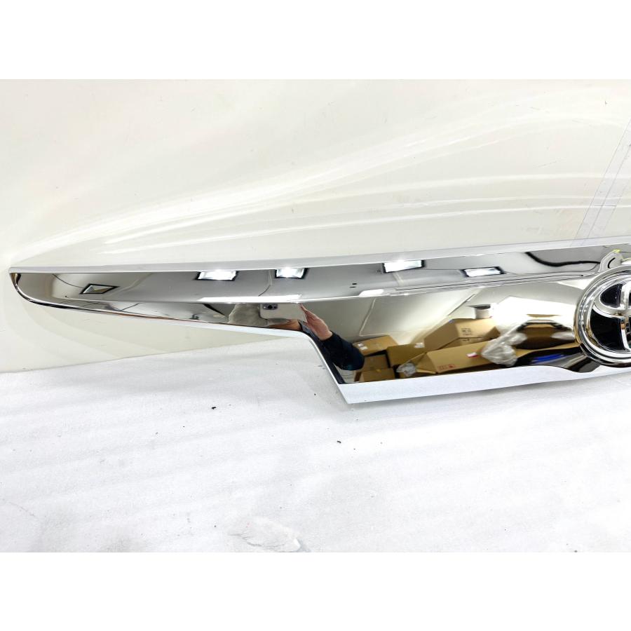 【美品】エンブレム付き純正30アルファード後期リアガーニッシュハイブリッド アルファード 30系 後期 LED リアガーニッシュ レッドレンズ *Revier