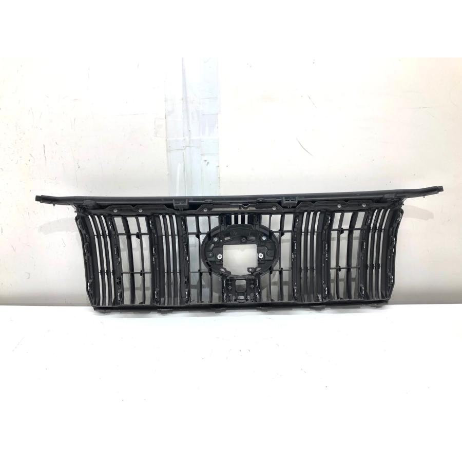 ランドクルーザープラド150 後期　フロントグリル　カメラ穴有り ランドクルーザープラド150 後期 フロントグリル カメラ穴有り トヨタ