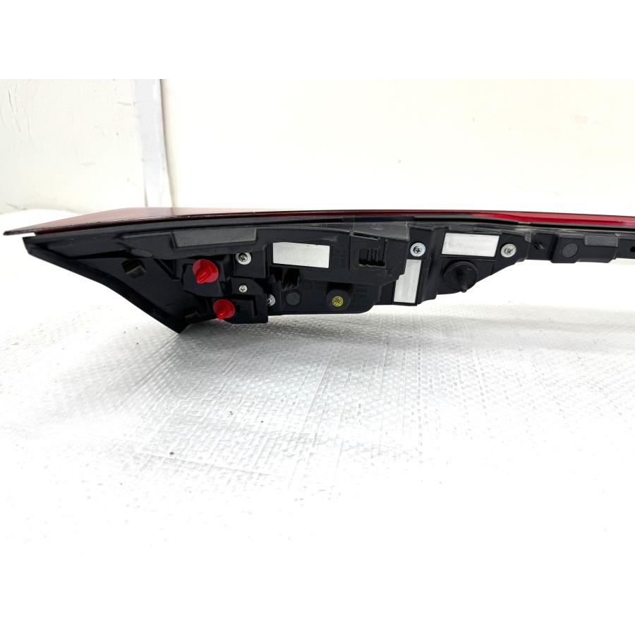 良品】レクサスUX MZAA10/MZAH10 後期 純正テールセンターライト KOITO