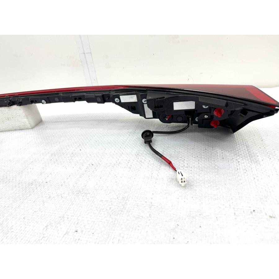 良品】レクサスUX MZAA10/MZAH10 後期 純正テールセンターライト KOITO