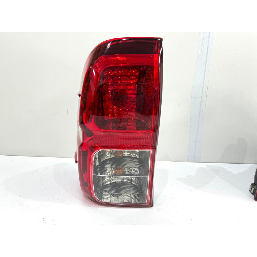 ​【左右セット・美品】ハイラックス GUN125 純正テールランプ 車検用補修用 美品】ハイラックス GUN125 前期 純正テールライト左右セット KOITO 0K