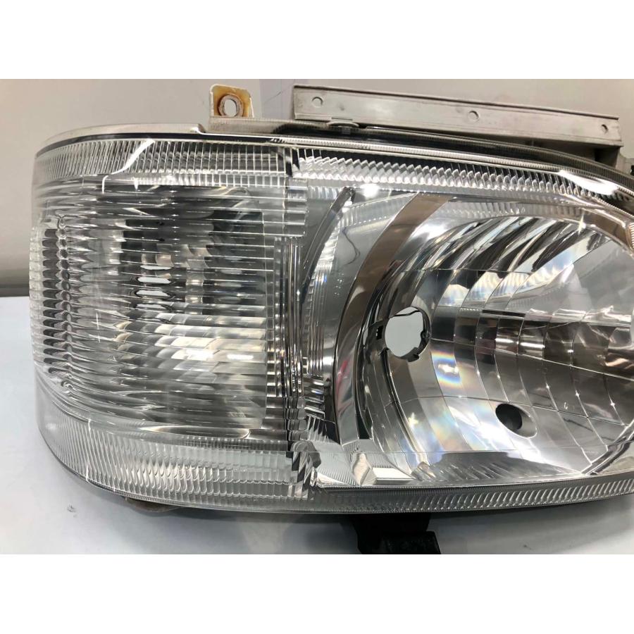 ハイエース　純正ヘッドランプ　右側　キズあり 磨き済み トヨタ ハイエース 200 後期 4型 5型 6型 LED ヘッドランプ