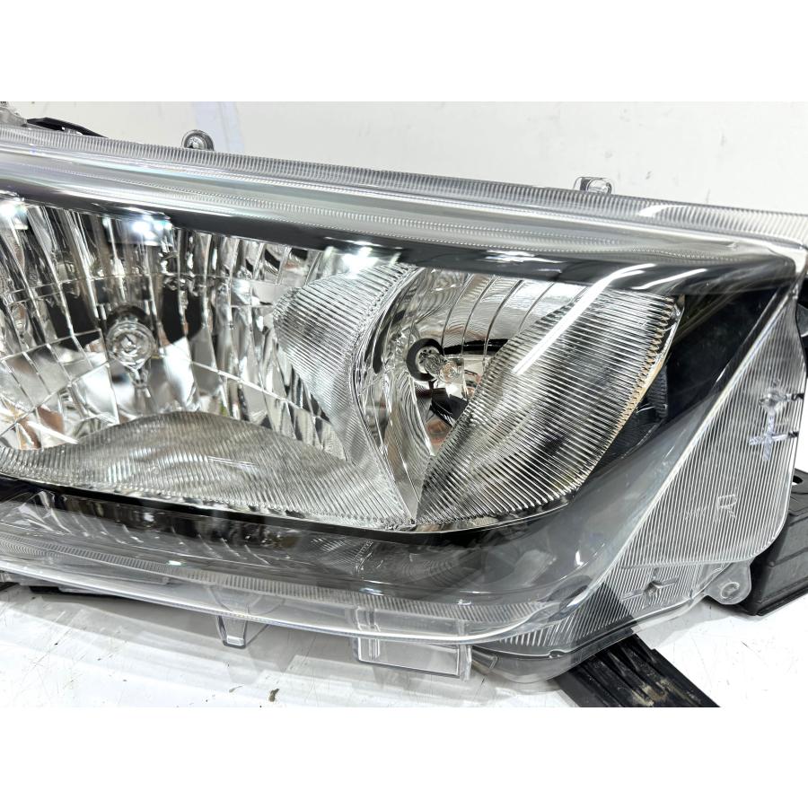 トヨタハイラックス Z 後期純正ヘッドライト運転席側GUN125 美品 トヨタハイラックス Z 後期純正ヘッドライト運転席側GUN125 美品