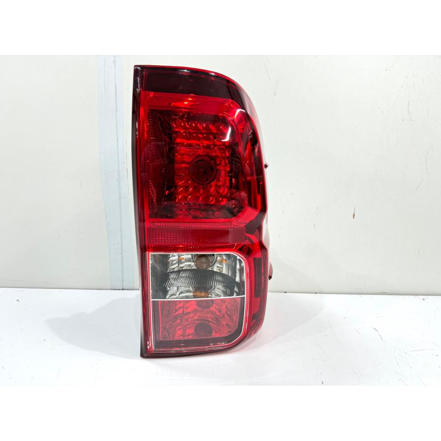 ハイラックスgun125 純正　テールライト トヨタ純正 ハイラックス GUN125 前期 X Z 後期 テールライト